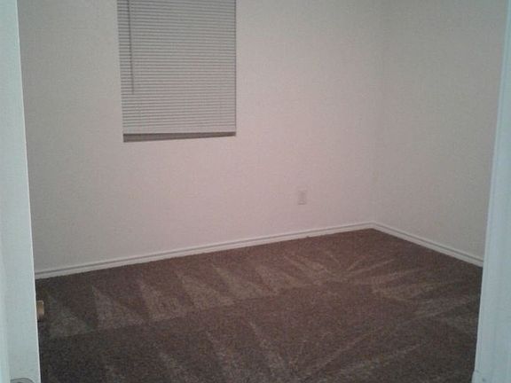 4th image of 304 Sheila Dr
