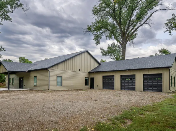 3245 River Place Dr N, Mandan, ND 58554