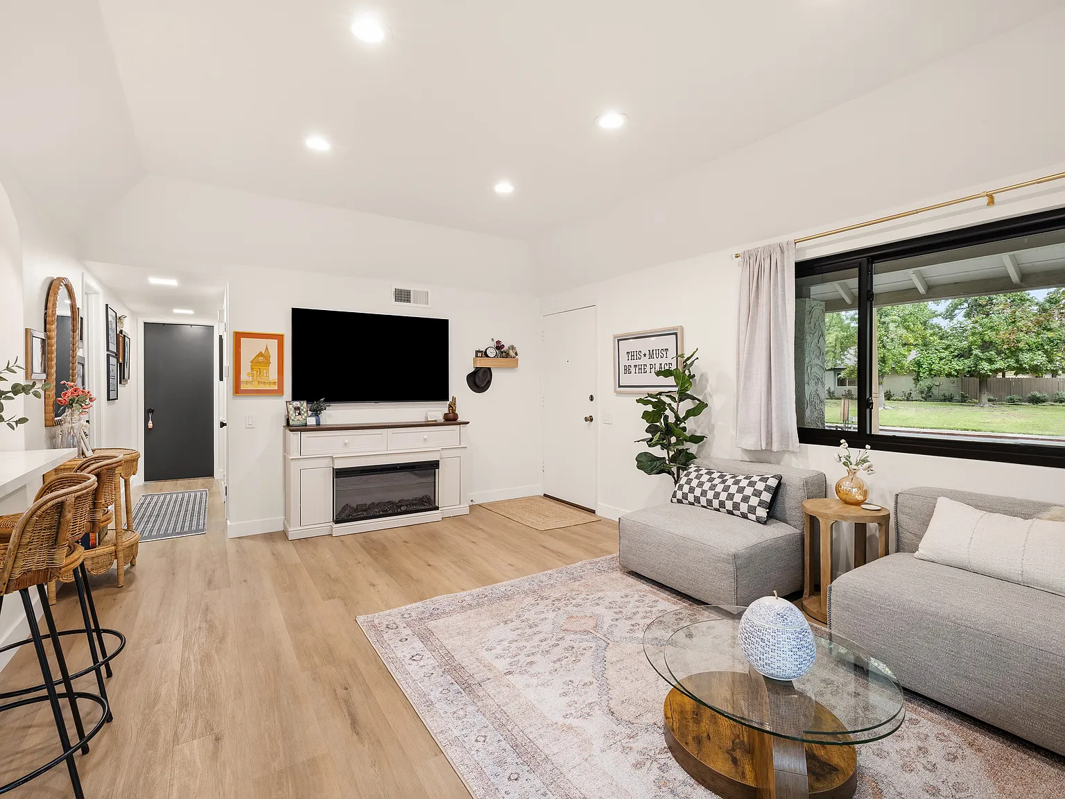 3 bed, 1020 sqft, $4,500 — Photo 3