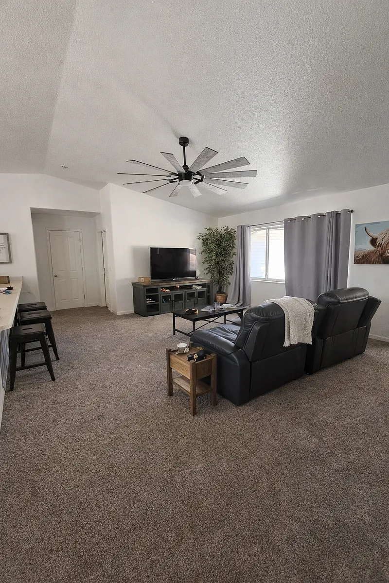 Spacious living room, open concept - 807 W Overland Rd