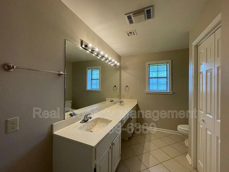 2422 Riverside Dr — Photo 15