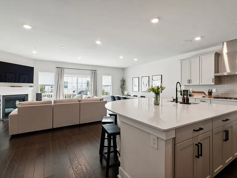 155 Livingston Ln — Photo 3