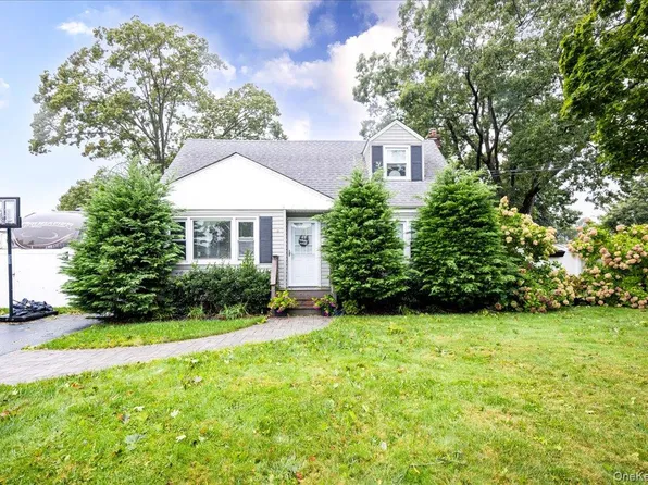 621 N Fulton Avenue, Lindenhurst, NY 11757