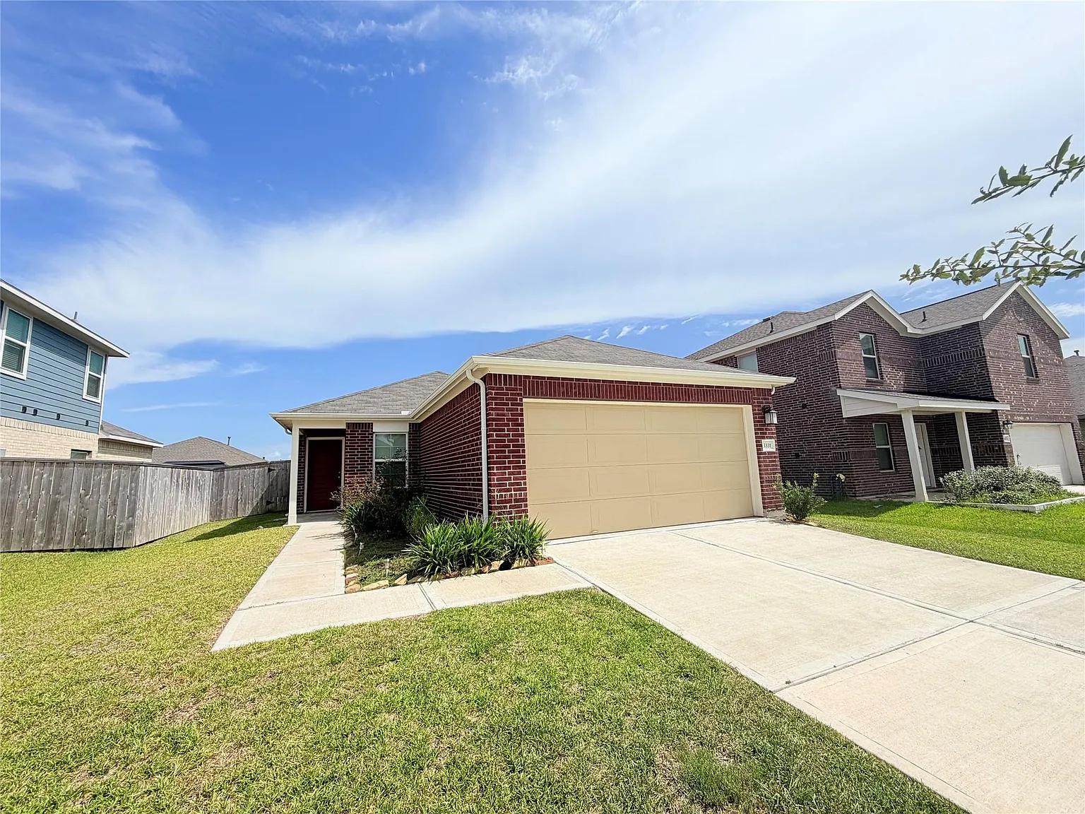 3 bed, 2.0 bath, 1435 sqft, $2,100 — Photo 1
