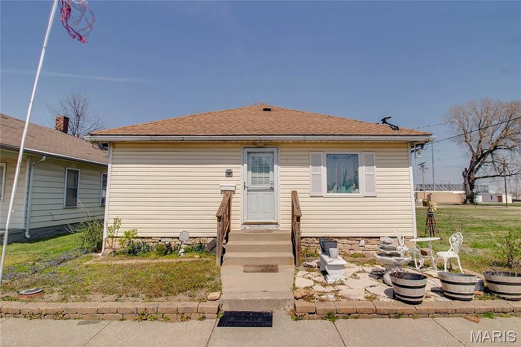 107 W Cherry St photo 1