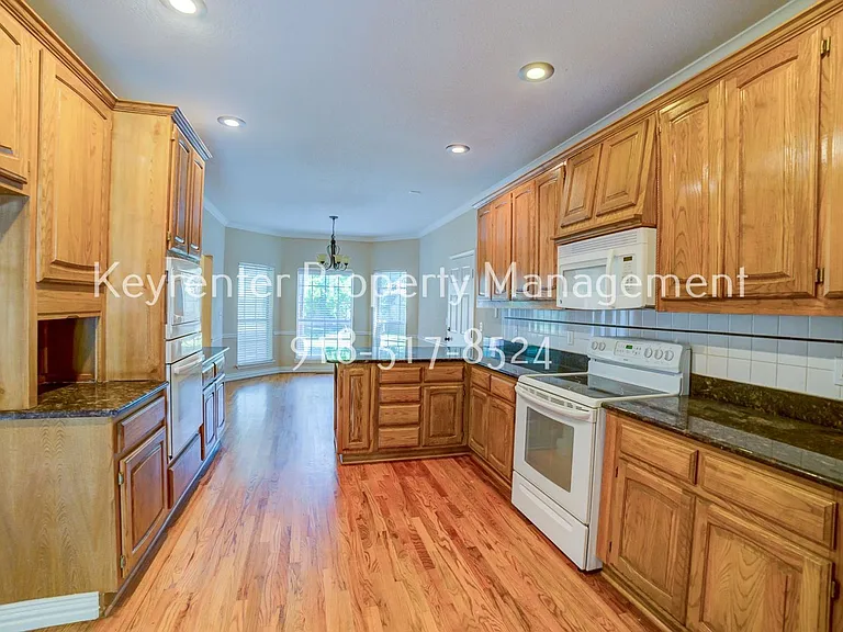 10119 S College Pl — Photo 17