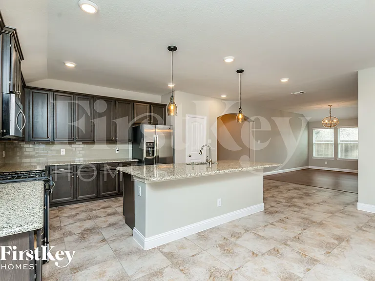605 England St — Photo 8