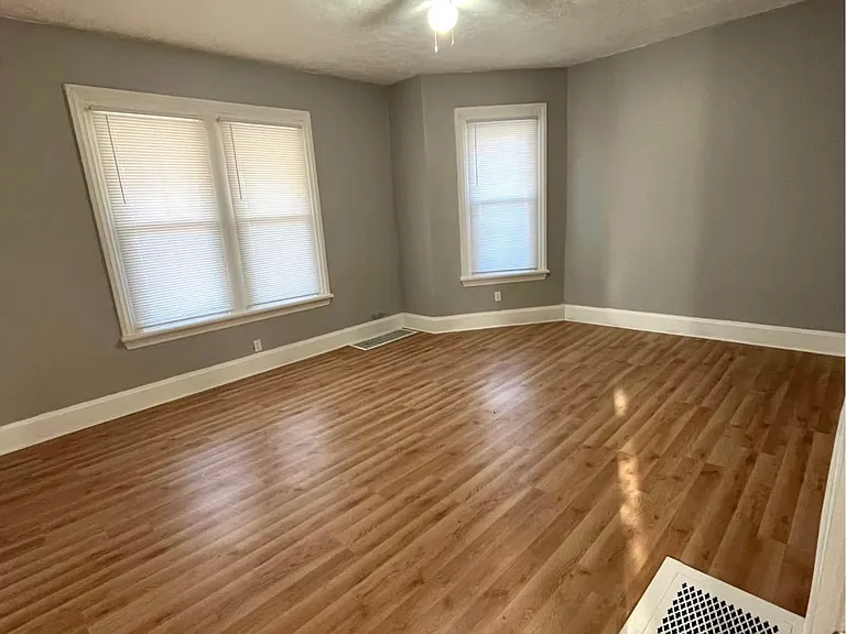 129 E Market St — Photo 2