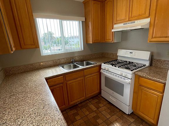 4th image of 515 W Lexington Dr APT 6