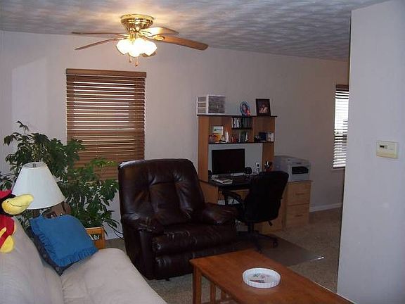 Family Room w ceiling fan