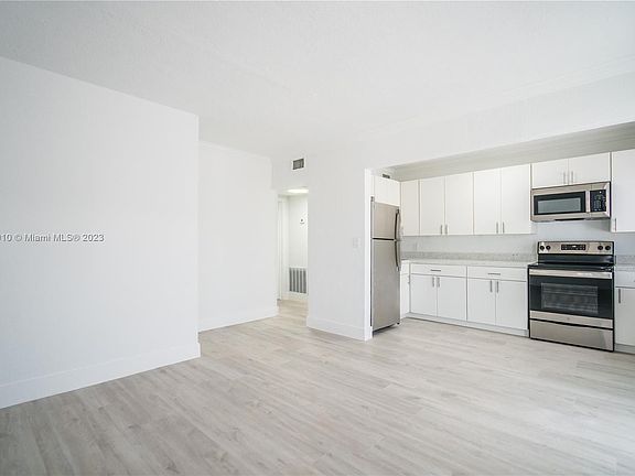 5th image of 7925 Crespi Blvd #3