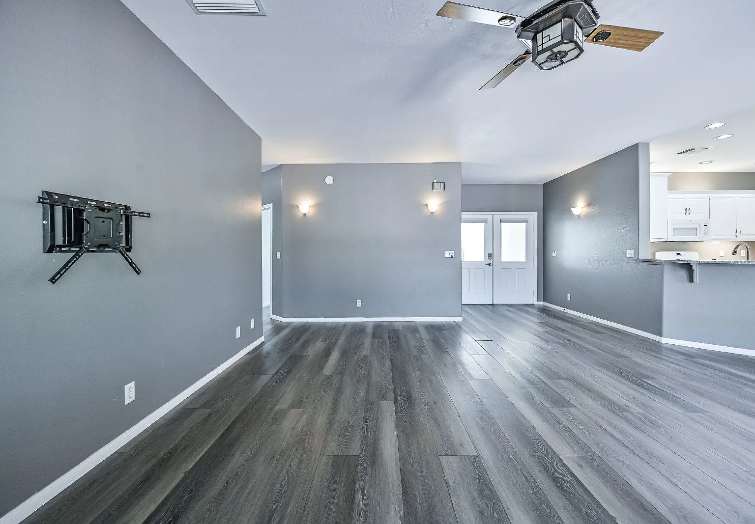 4 bed, 2.0 bath, 2483 sqft, $2,800 — Photo 3