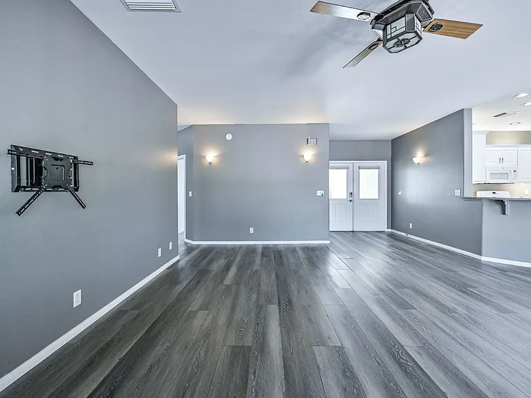 317 W Shamrock Ave — Photo 3