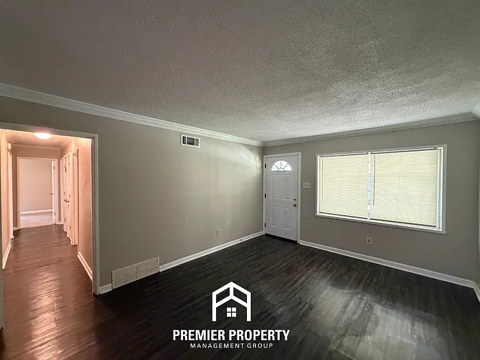 3 bed, 2.0 bath, 1795 sqft, $1,650 — Photo 2