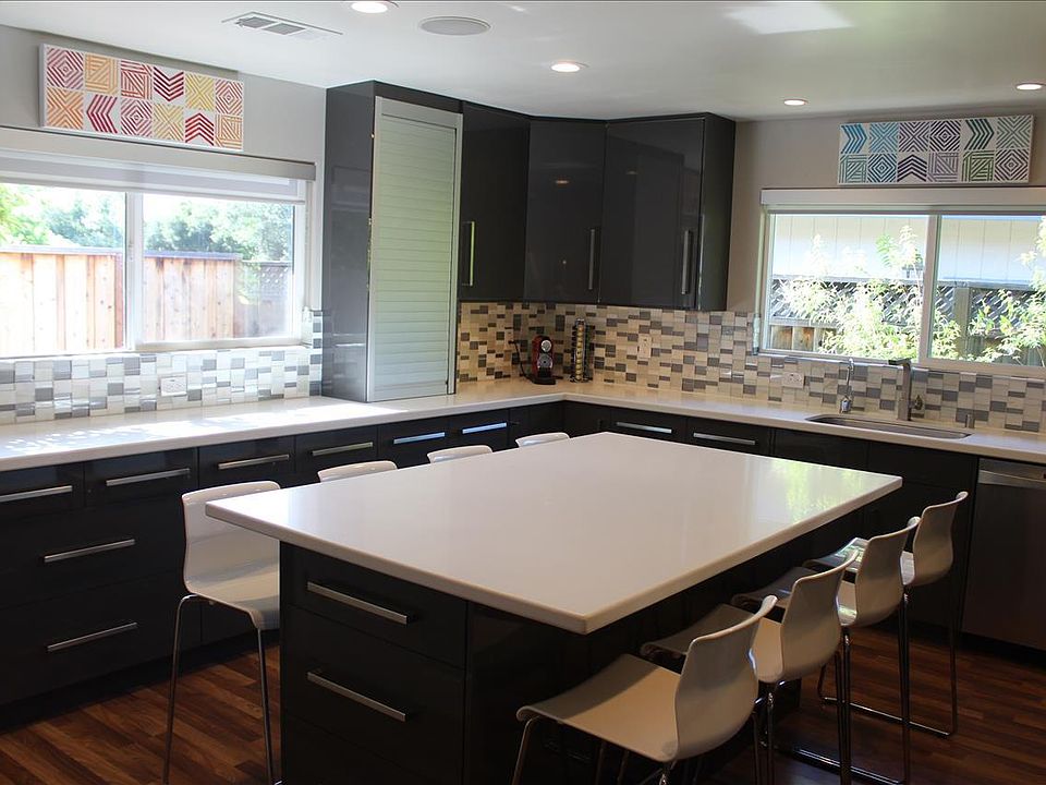 Gogreous kitchen with huge island that can seat 8