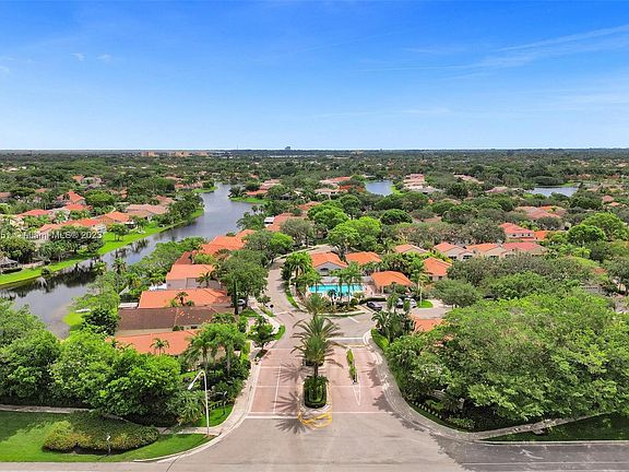 4th image of 895 Garnet Cir
