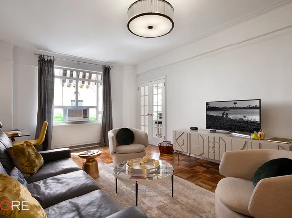 25 Central Park West image 3 of 11