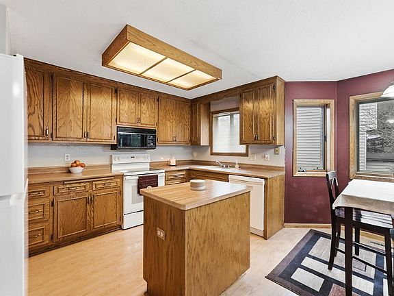 4th image of 3287 Spruce Trl SW