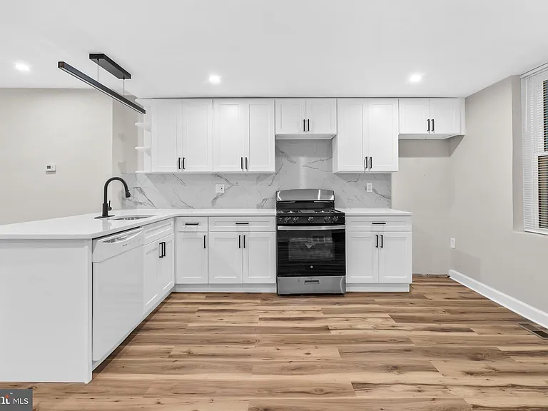 1908 N Croskey St — Photo 10