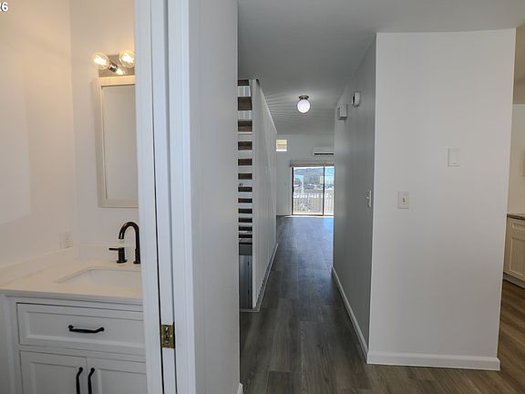 4th image of 28 NW Mountain View Dr