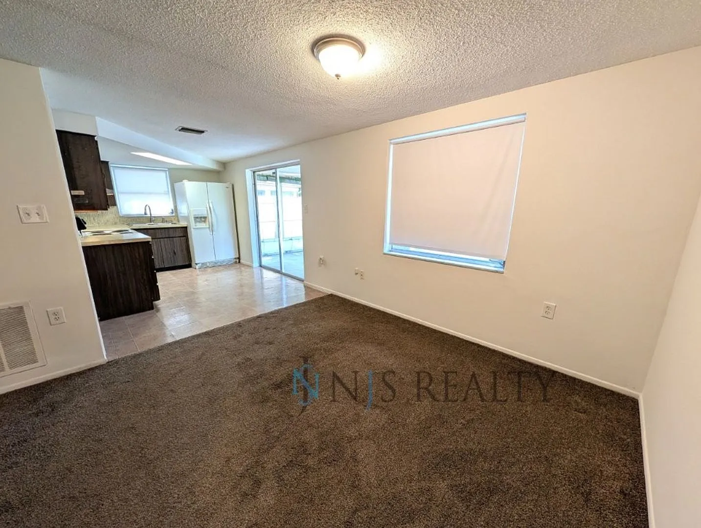 Move In Ready 2/1 With Garage.. Open Floorplan, Screened Porch, Fenced Yard & More.. — Photo 3