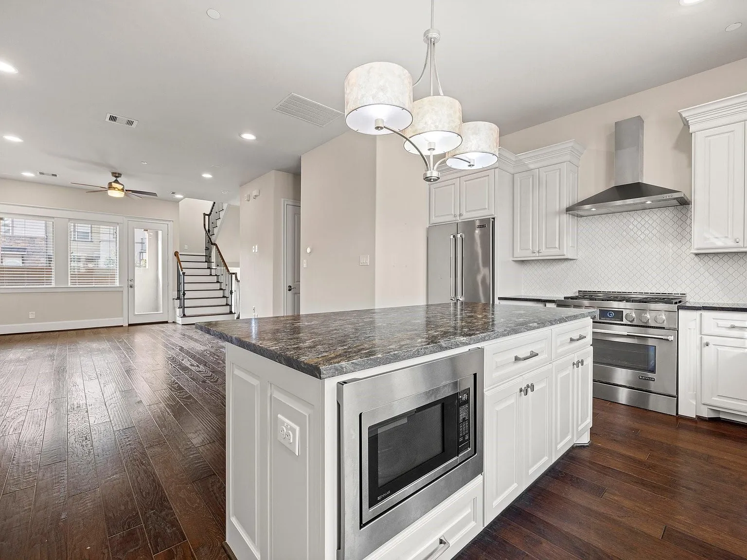3 bed, 3.5 bath, 2036 sqft, $3,200 — Photo 3