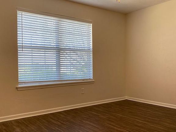 4th image of 801 Jamestown Ct