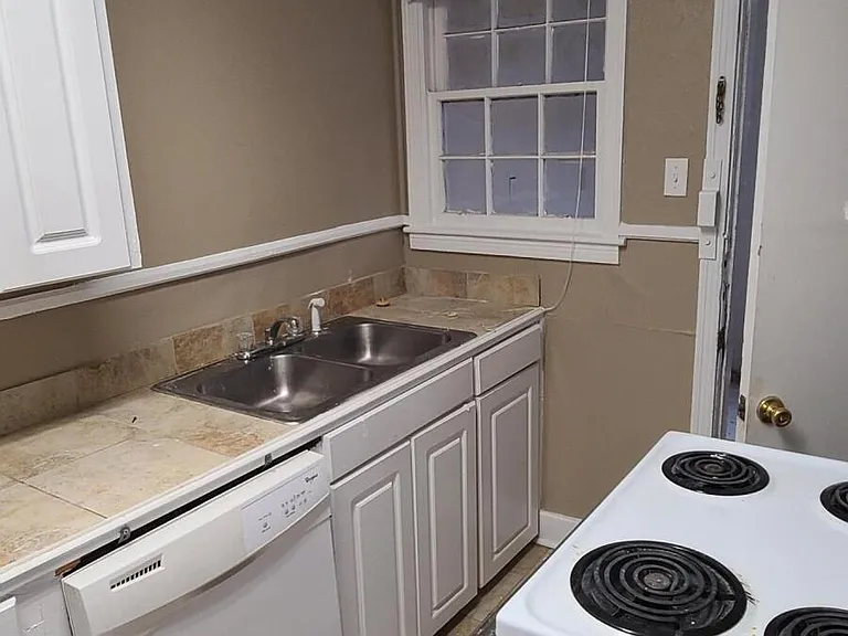 327 Decelle St #B — Photo 10