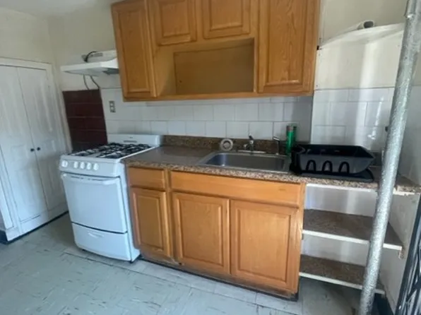 438 Jefferson Avenue image 2 of 12