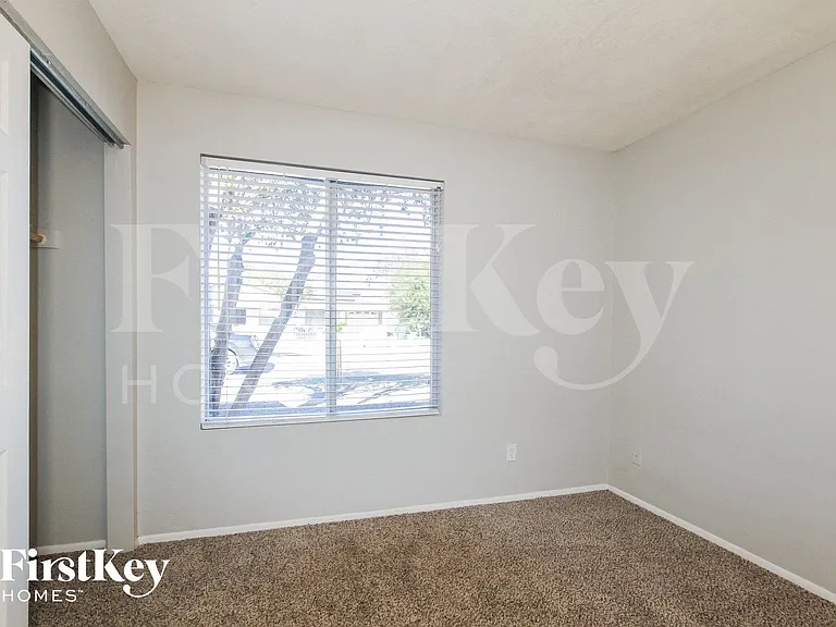 2041 W Windrose Dr — Photo 11