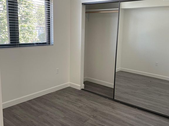 4th image of 12203 Moorpark St #206