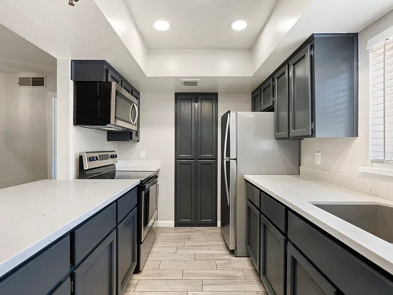 Updated kitchen w/ stainless appliances