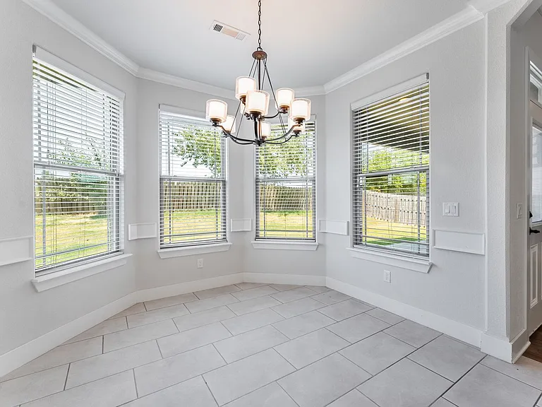 1100 Huntleigh Dr — Photo 9