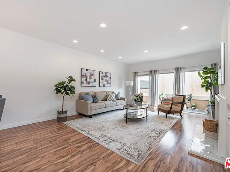 5139 Balboa Blvd #203 — Photo 2