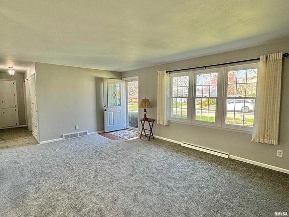 3rd image of 4826 N Fairview Pl