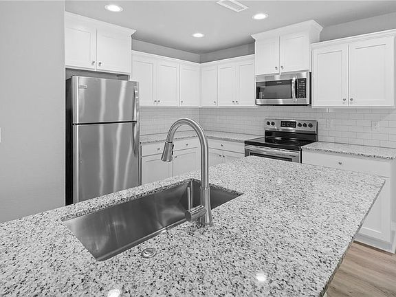 5th image of 3035-3037 W Sandra St