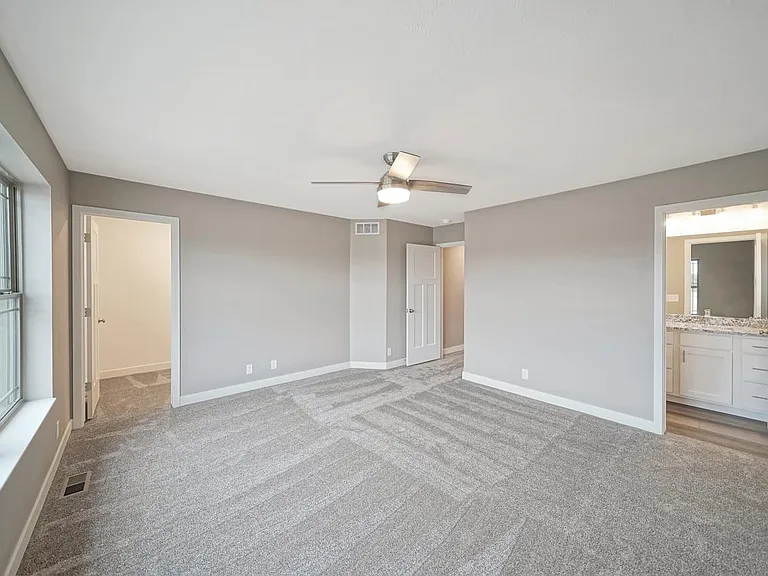 Master Bedroom w/walk-in closet