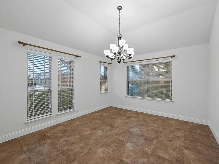905 Foxtail Dr — Photo 6