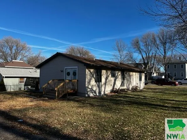 255 4th St SE #4, Le Mars, IA 51031