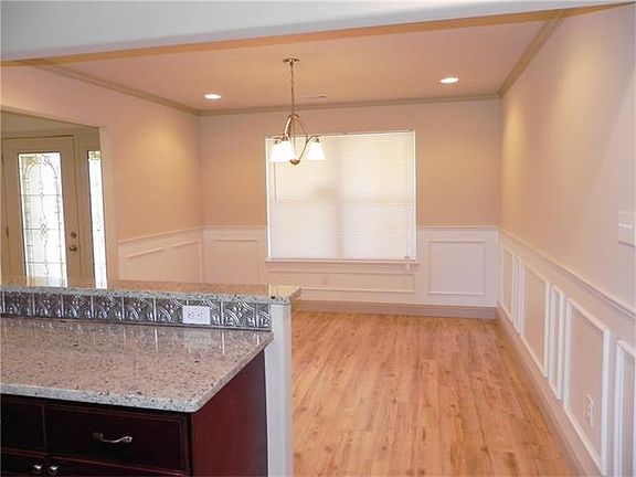 5th image of 7327 Weaver Ave