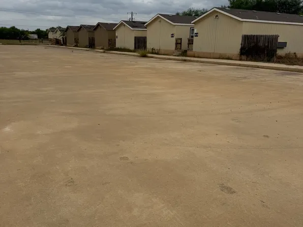 1100 County Road 4600, Dilley, TX 78017