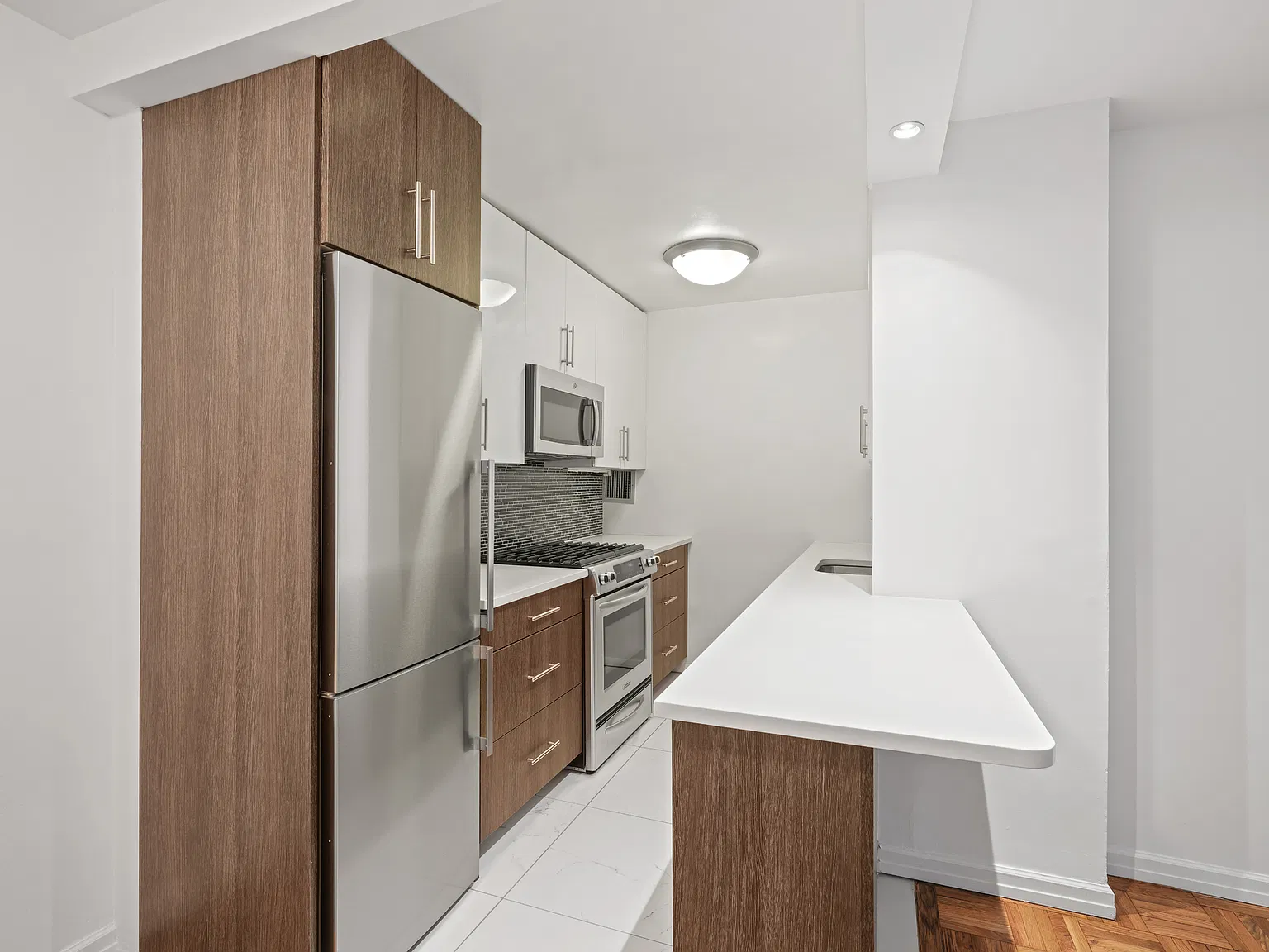 330 W 58th St — Photo 4