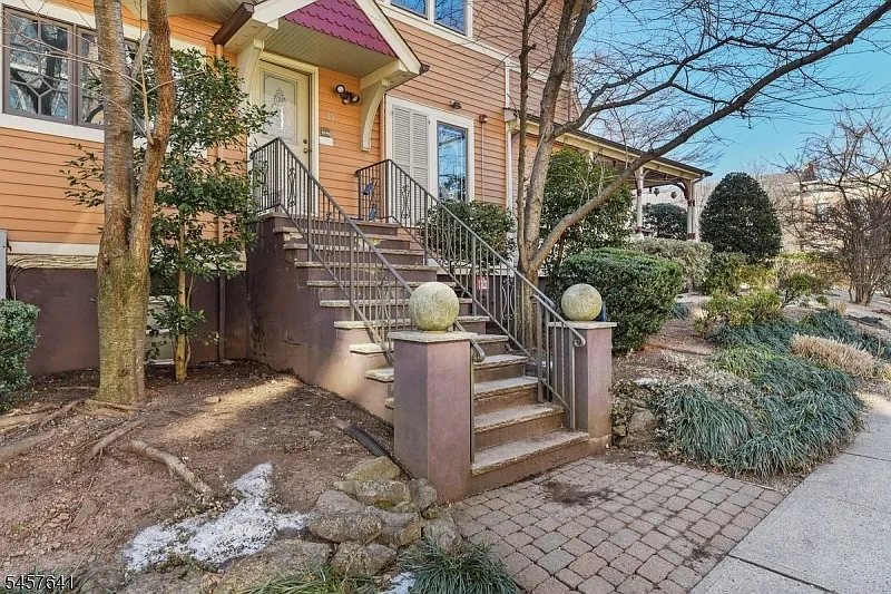 2 bed, 1.5 bath, 1230 sqft, $3,200 — Photo 1