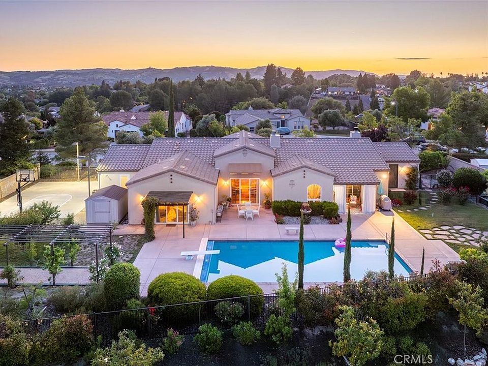 1st image of 833 Hacienda Cir
