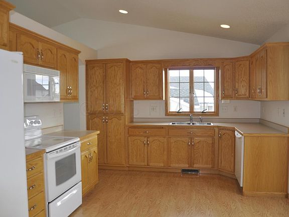 2nd image of 338 15th Ave E