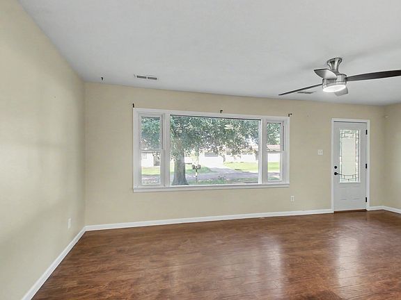 3rd image of 530 Hickory Grv W