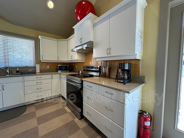 690 Kingsway Ave — Photo 6