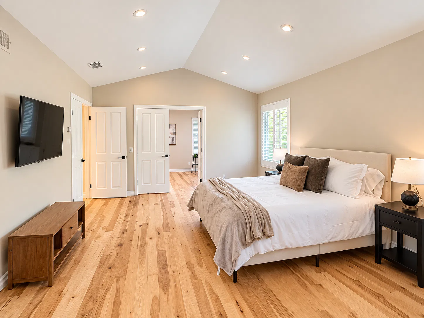4 bed, 3.5 bath, 3347 sqft, $13,700 — Photo 4