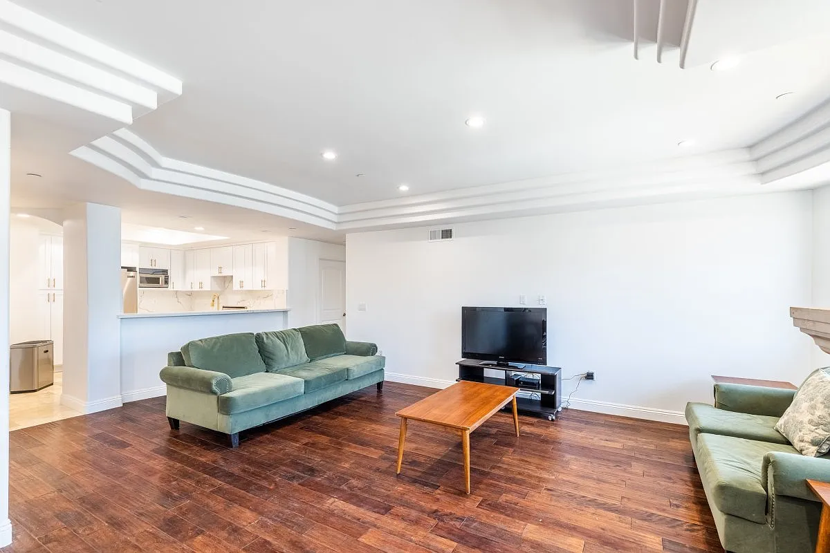 3 bed, 2.5 bath, 1743 sqft, $5,000 — Photo 2