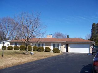 38 Greenbriar Dr, Rochester, NY 14624